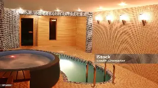 西安按摩体验大PK：盲人按摩 vs. 精油SPA， 谁才是你的“解压神器”？