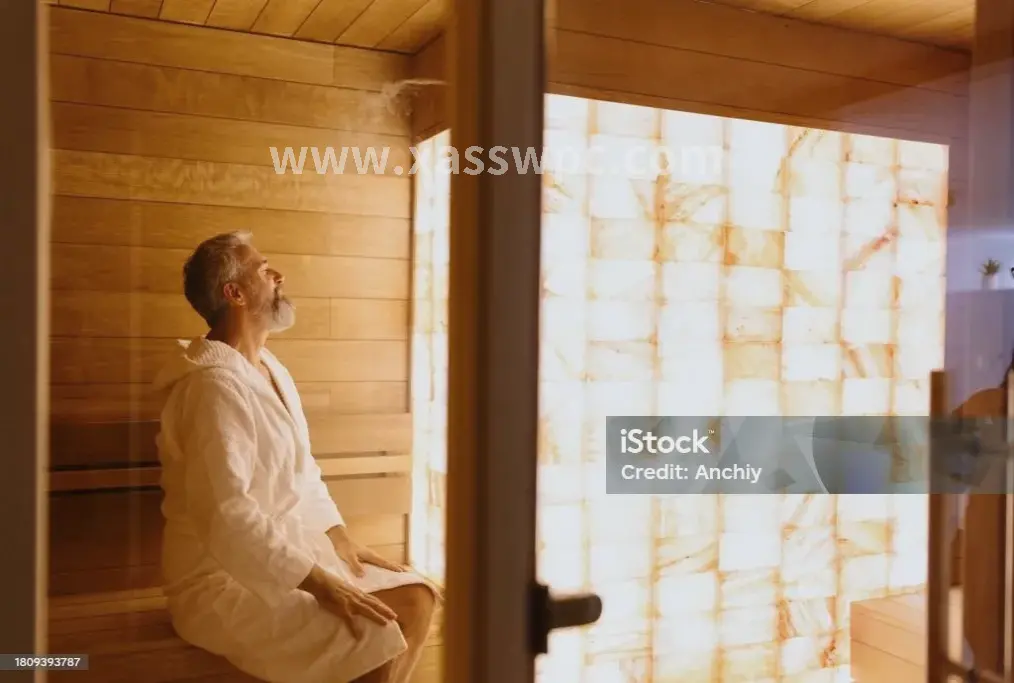 按摩师正在为顾客进行肩颈按摩